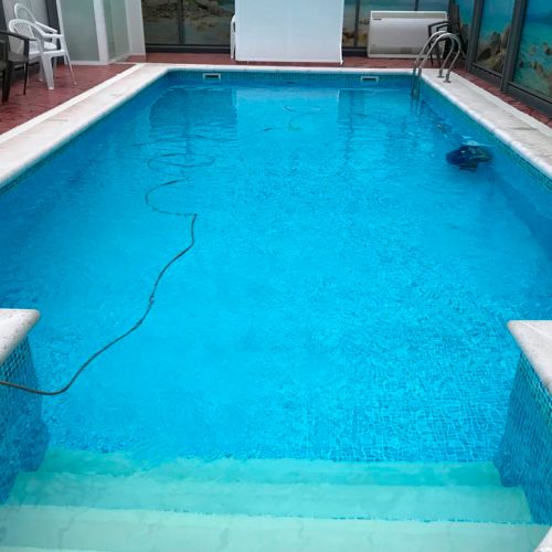 piscina laminada armada con escalera romana