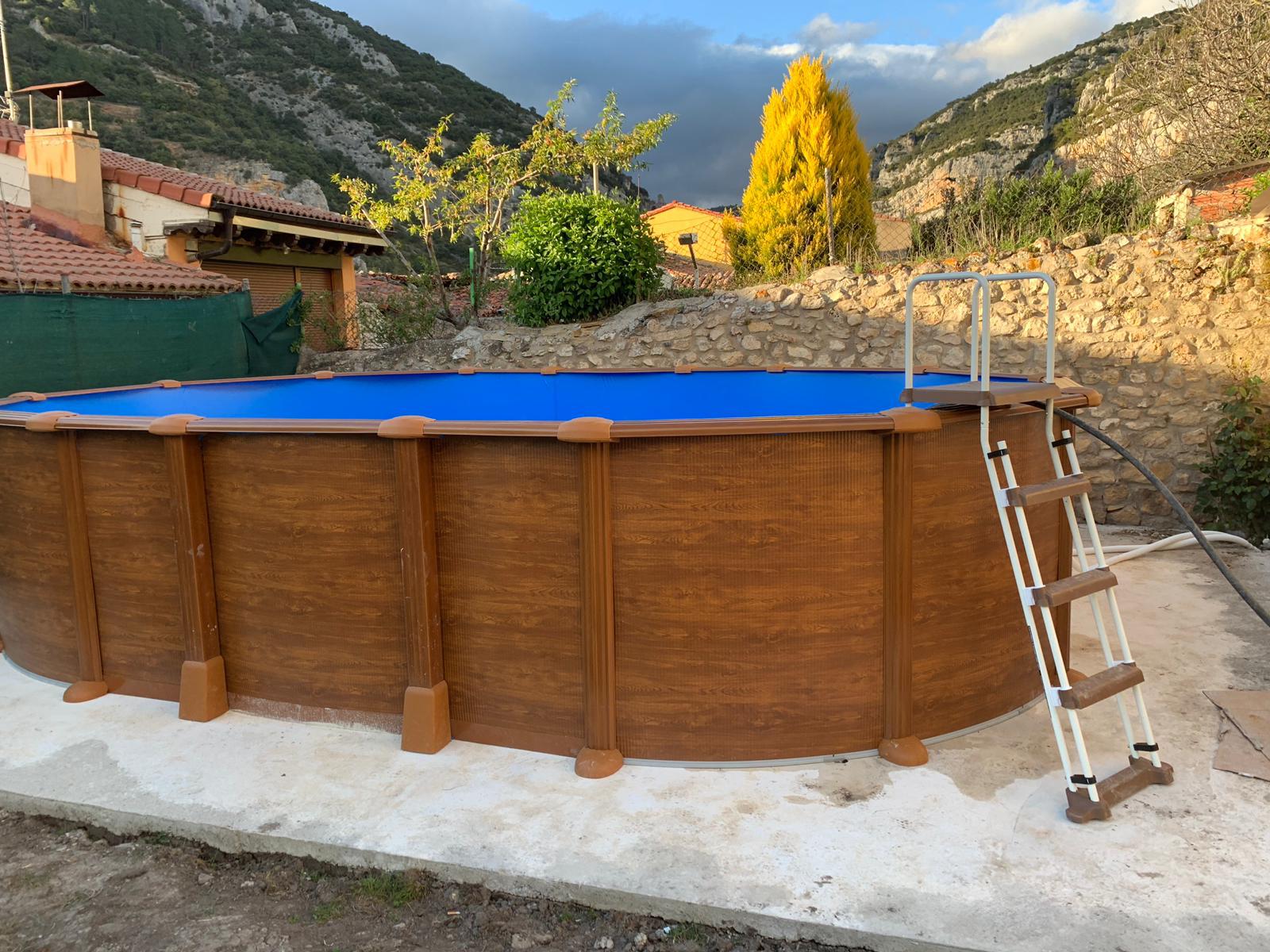 Piscina desmontable de chapa camuflada tipo madera montada por Ferretería Cid