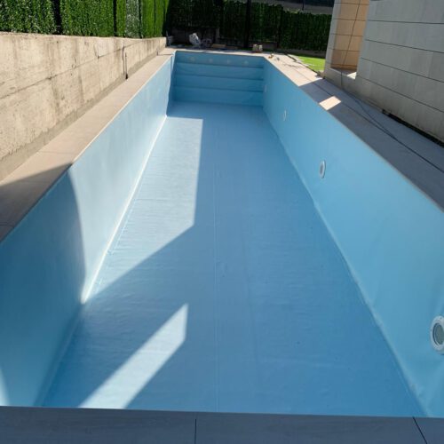 Piscina 16x3m en lámina azul claro, en la Urbanización Valmoral