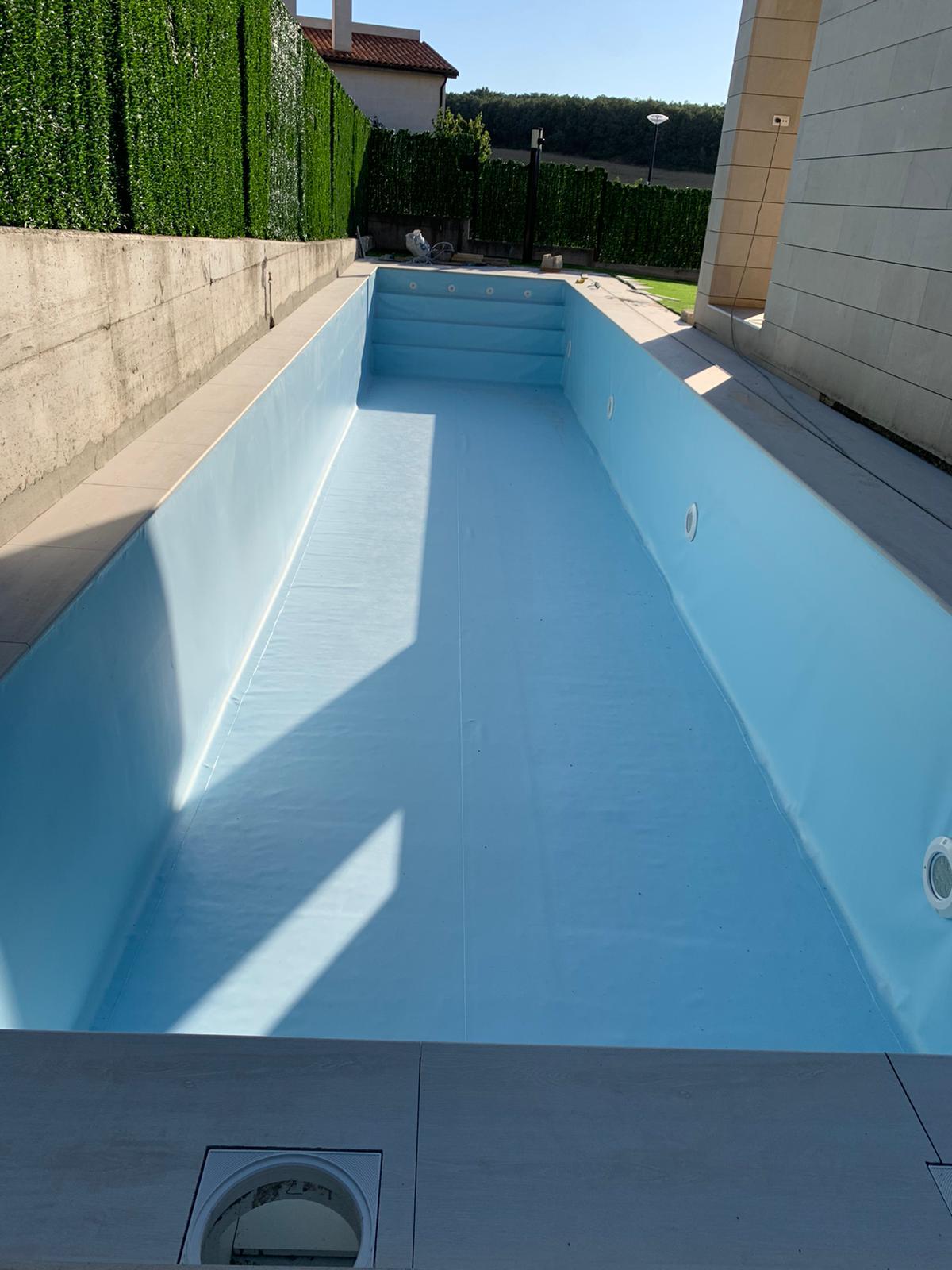 Piscina 16x3m en lámina azul claro, en la Urbanización Valmoral