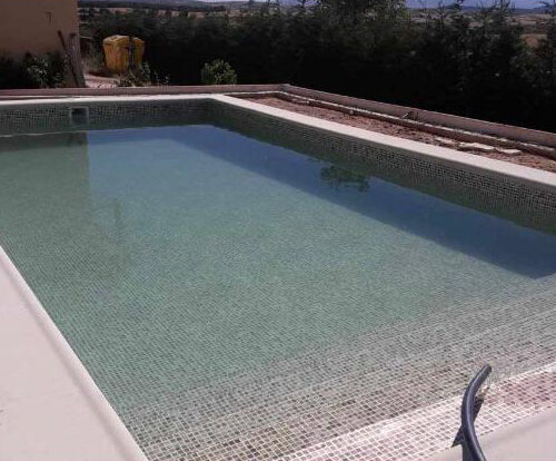 Piscina 9x4m lámina gresite arena, en Revillarruz