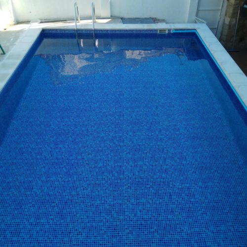 Piscina elevada de obra 7x3,5m en lámina de gresite azul, en Sotopalacios