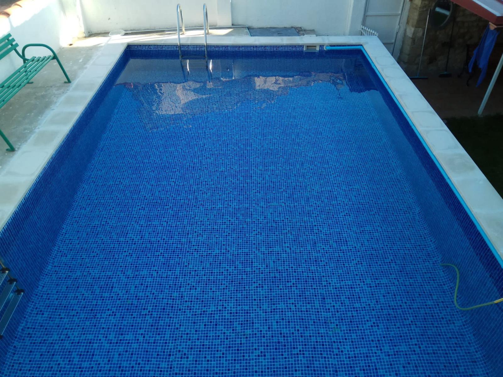 Piscina elevada de obra 7x3,5m en lámina de gresite azul, en Sotopalacios