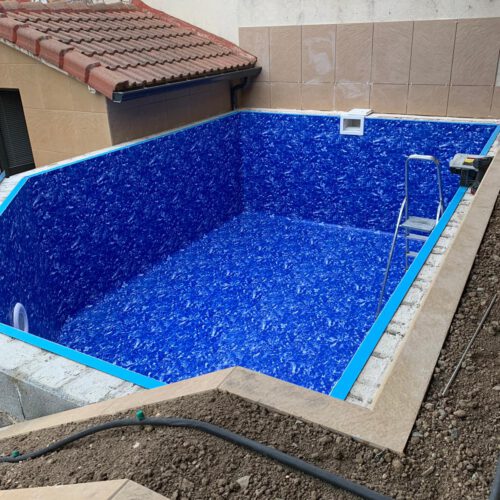 Piscina elevada de obra, lámina mármol en los Tomillares