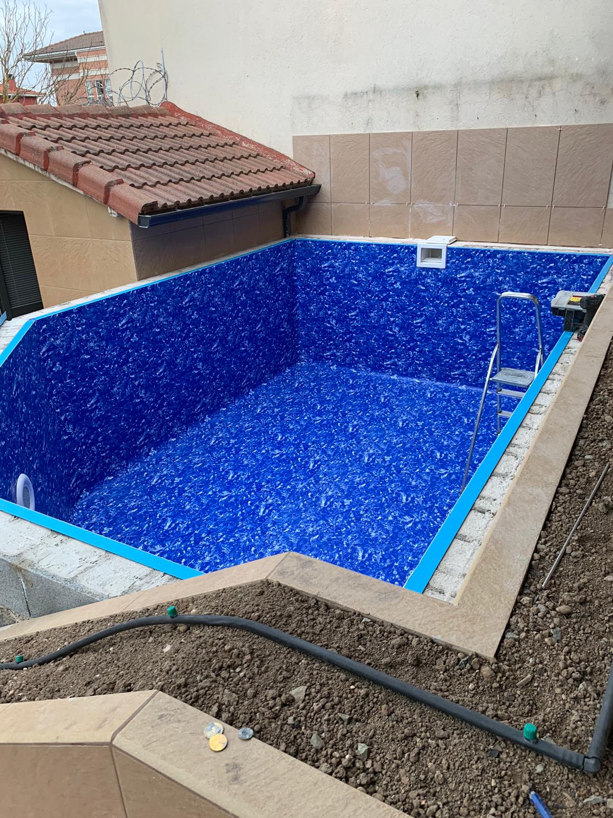 Piscina elevada de obra, lámina mármol en los Tomillares