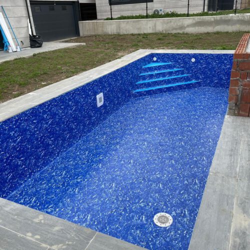 Piscina 7x3m lámina de mármol, con cascada de obra en la Barriada Yagüe