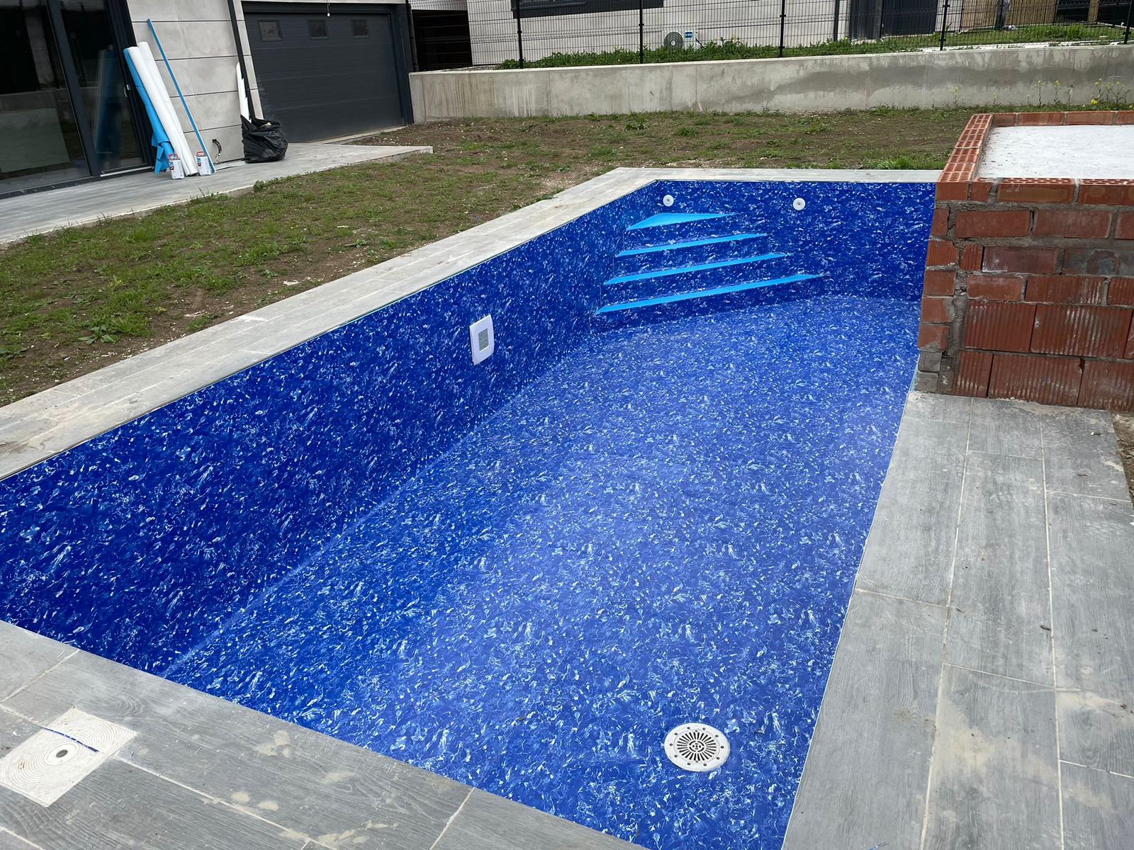 Piscina 7x3m lámina de mármol, con cascada de obra en la Barriada Yagüe