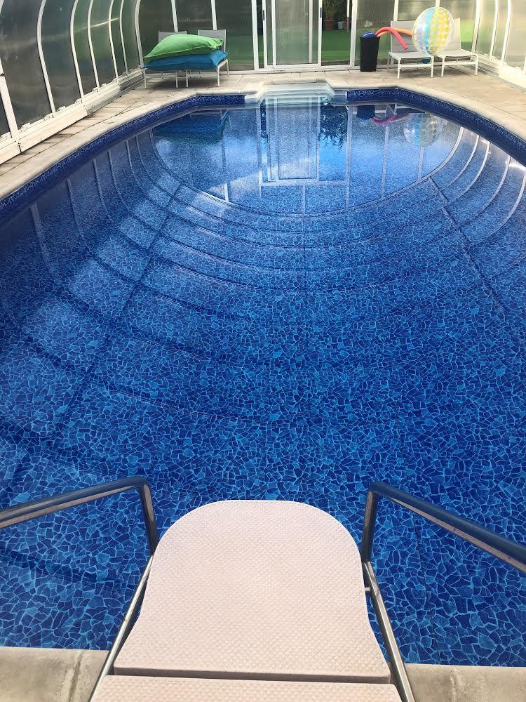 Piscina ovalada 10x5m, lámina carrara en los Tomillares