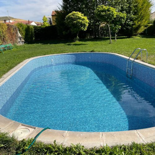 Piscina ovalada 10x5m, lámina de gresite azul en Albillos