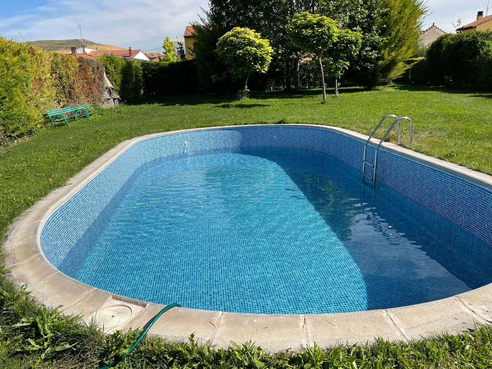 Piscina ovalada 10x5m, lámina de gresite azul en Albillos