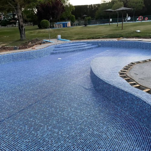 Piscina pública infantil en Roa de Duero, gresite azul antideslizante