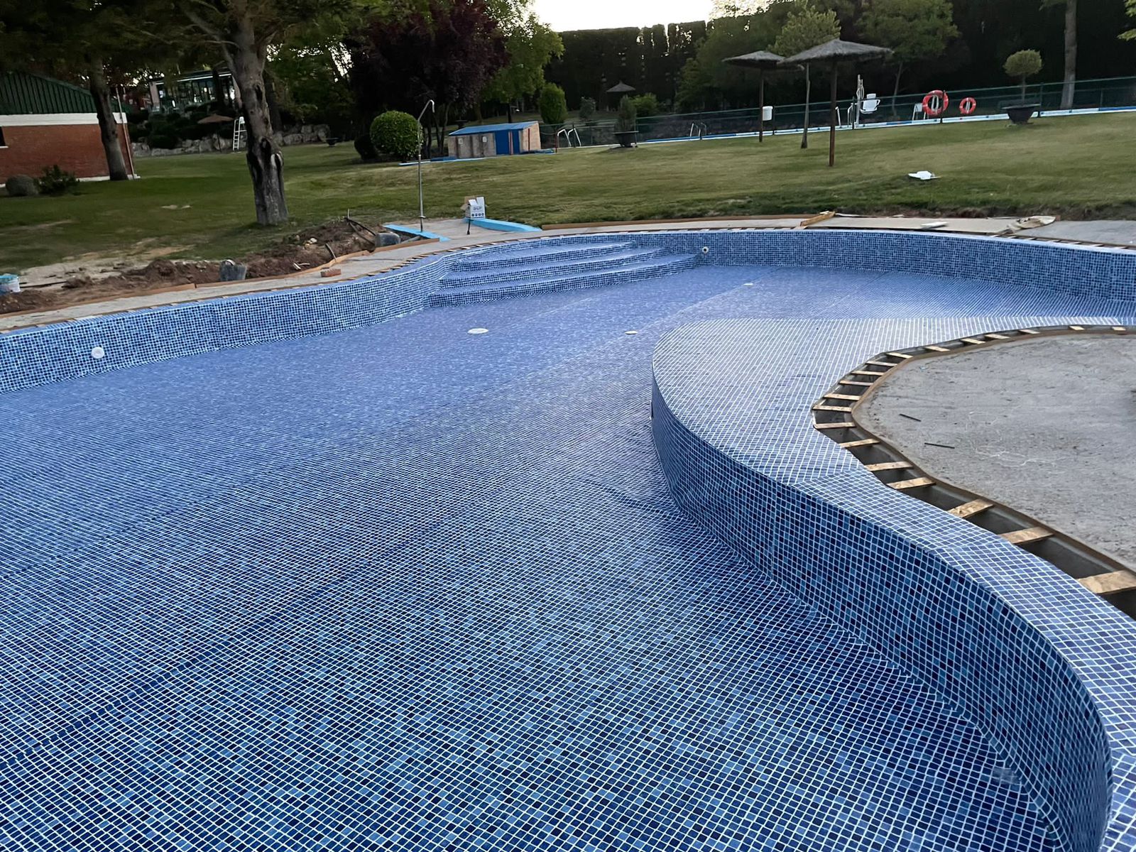 Piscina pública infantil en Roa de Duero, gresite azul antideslizante