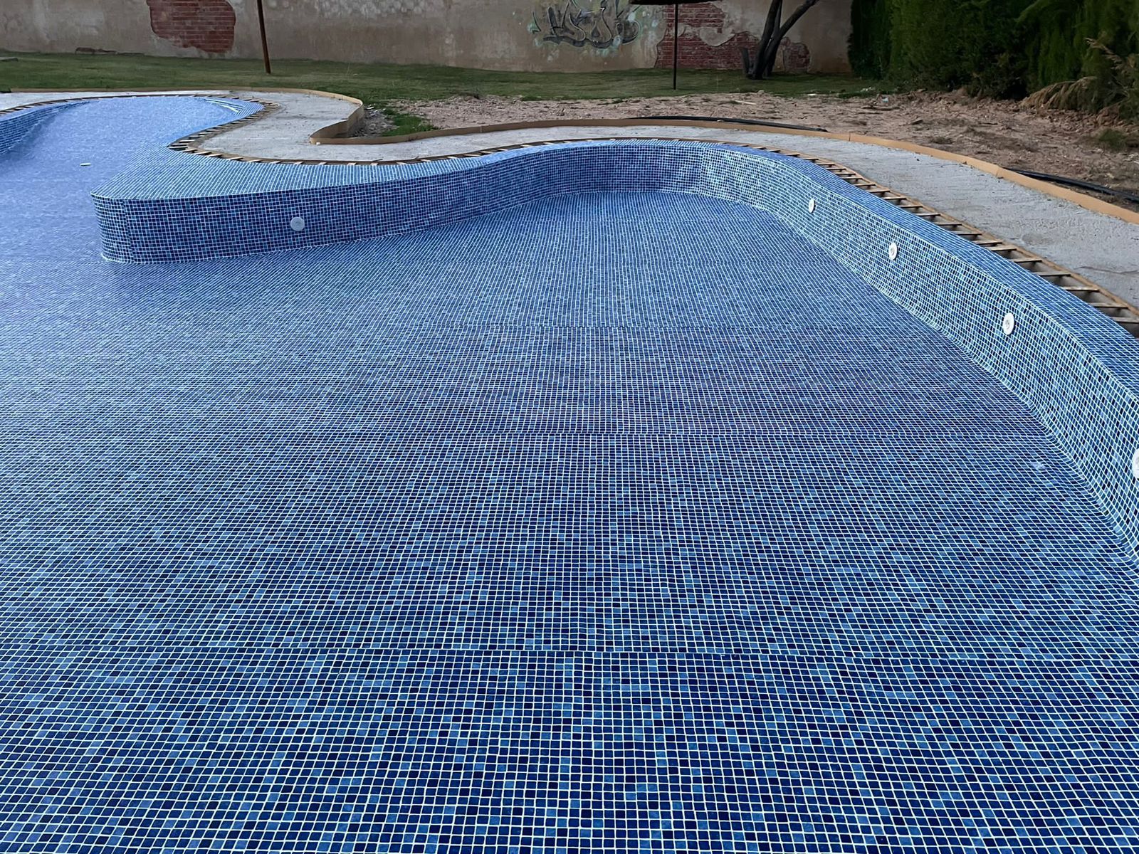 Piscina pública infantil en Roa de Duero, gresite azul antideslizante