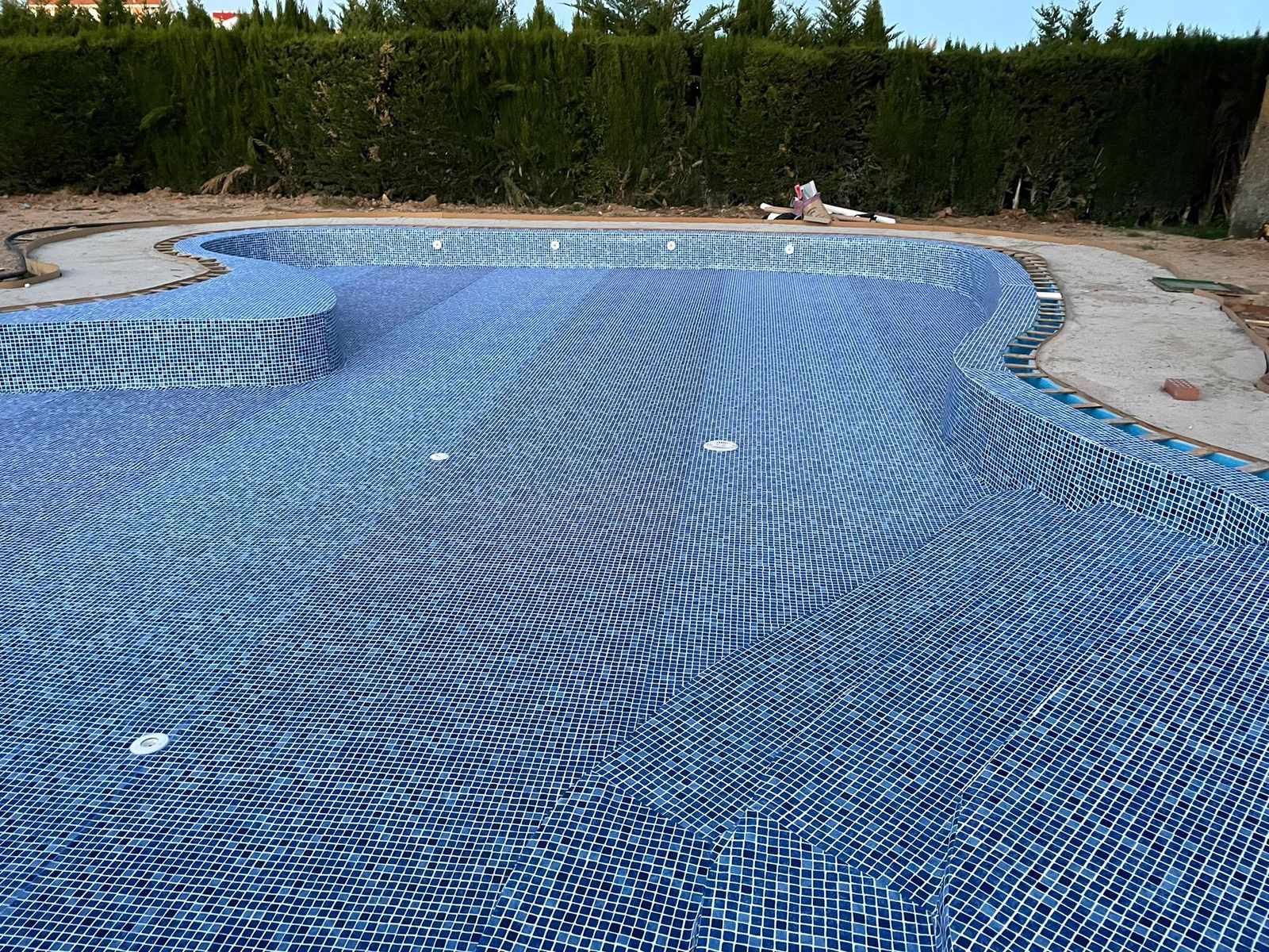 Piscina pública infantil en Roa de Duero, gresite azul antideslizante